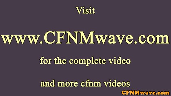 Crvenokosa zgodna zrna sa mjehurićima se jebe na kauču