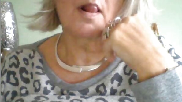 Plavokosa žena s naočalama siše kurac