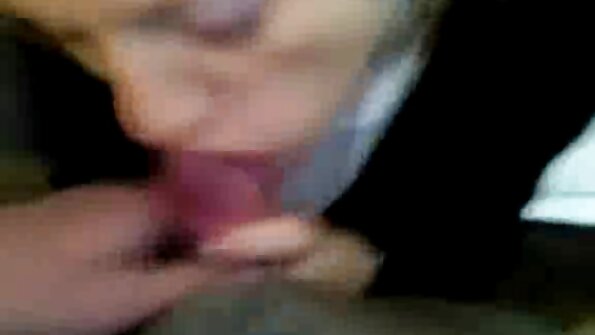 Napaljena mama Melani Hiks strastveno masturbira na kauču