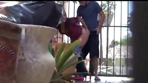 Šarmantne mlade babe ližu jedna drugu na kauču