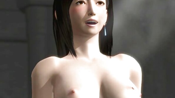 Crni tip gricka pitu od crnih pilića