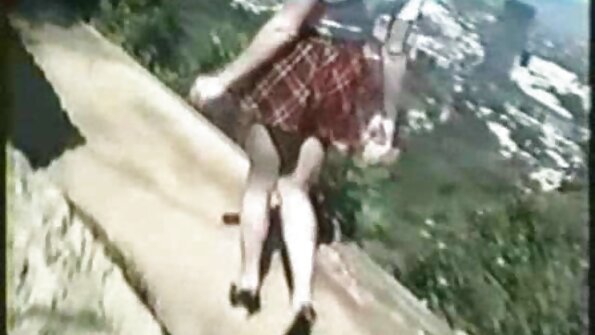 Dvije napaljene lezbijke se igraju sa dildom u autu