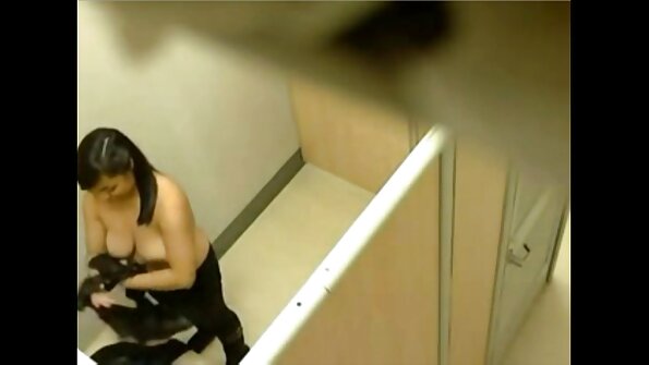 Janna zavodi mladića i jebe ga u svojoj spavaćoj sobi