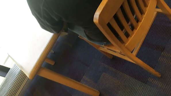 Valentina siše ogroman štapić za meso