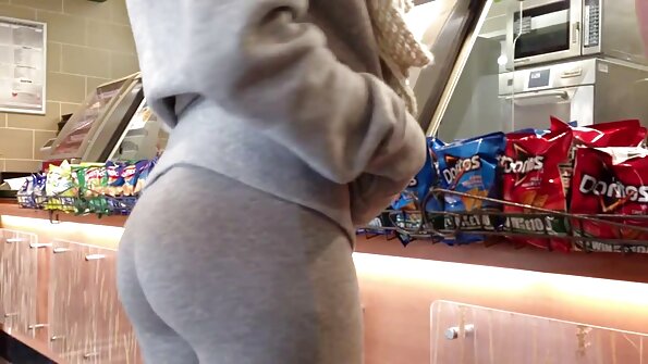 Sissy Neri udovoljava dva napaljena tipa na otvorenom