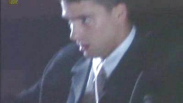 Tetovirana brineta dijeli tvrdi kurac