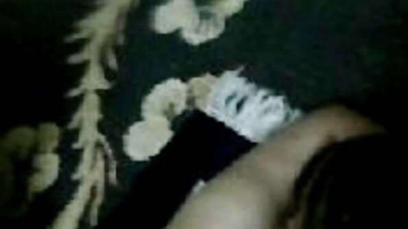 Zrelu žudnju za penisom udaraju na kauču