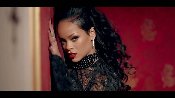 Sitna djevojka jebe svog omiljenog klijenta