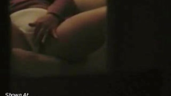 Zavodljiva djevojka jako vrijedno uči