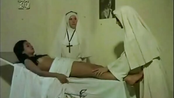 Syren De Mer uzima spermu na svoje sise nakon strastvenog jebanja