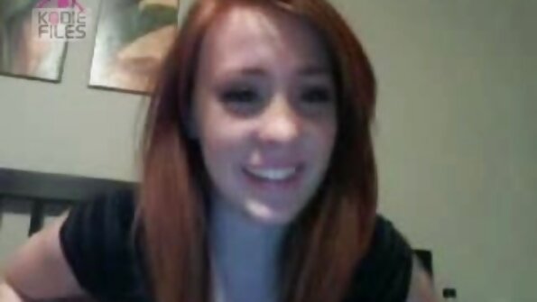 Ljepotica Emily Willis u čarapama ima seks sa dva pastuva