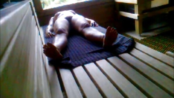 Brinetu gladnu penis Nelly Kent analno jebe pored bazena