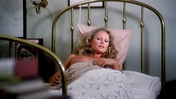 Vruća mama sa dlakavom macom treba seks