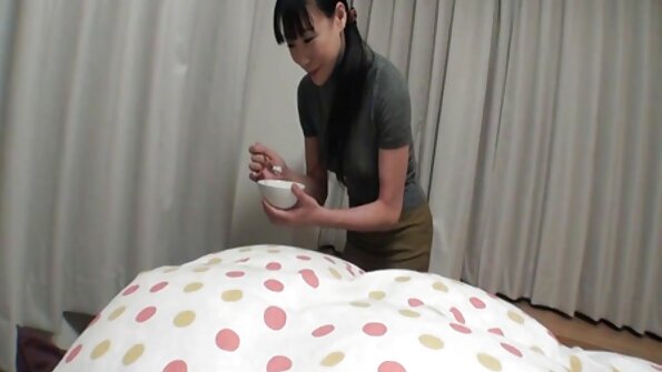 Zrela dama Mimi Moore prstom joj Snutch