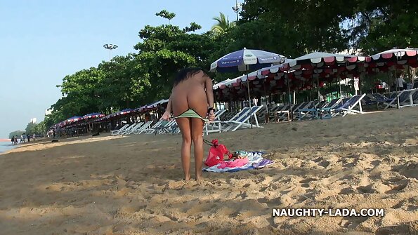 Mama svijetle kose miluje svoju Miffy