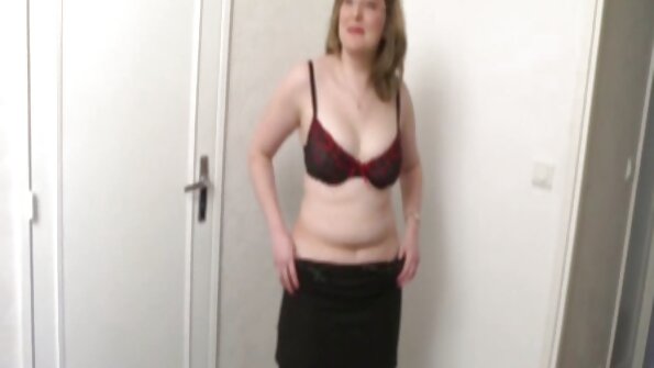 Koledž babe puše kurac za novac