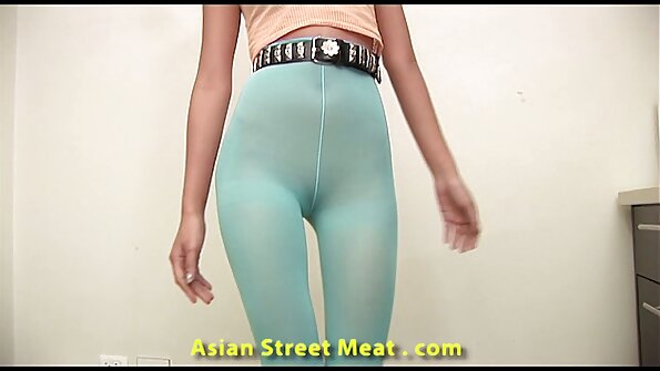 Plavuša s punim sisama širi se za obrijani kurac