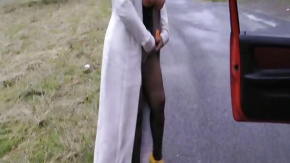 Sitna sekretarica ima mokru macu