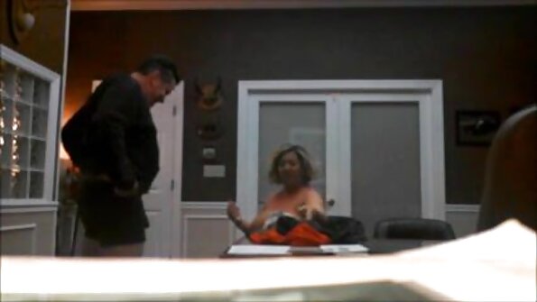 Zavodljiva sekretarica zadovoljava svog šefa