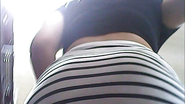 Šefica brineta jebe svoju seksi zaposlenicu u uredu