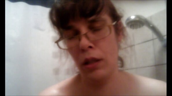 Alexxa Vice sa crvenom kosom i velikim sisama ima seks i dobiva spermu na lice