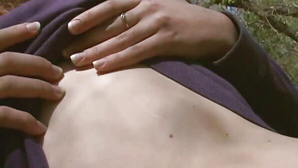 Preslatka brineta radi naporan trening