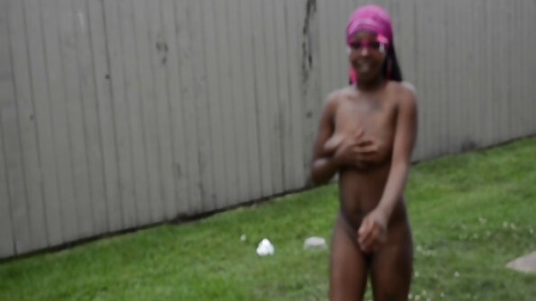 Ebanovina brineta voli sisati kurac