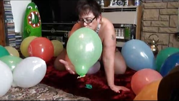 Claudia Maries grudi zgrabljene i stisnute