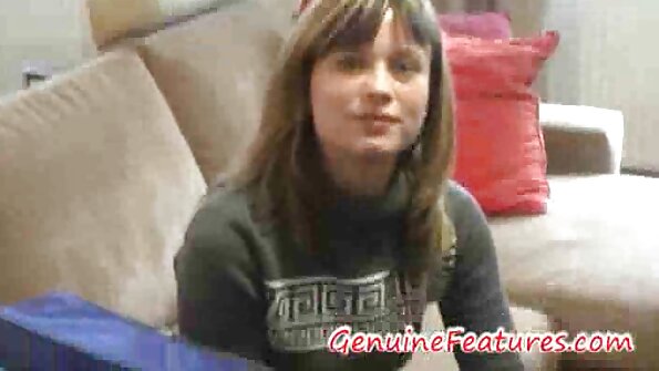 Grupa trbušnih štapića okružuje Sydnee Capri