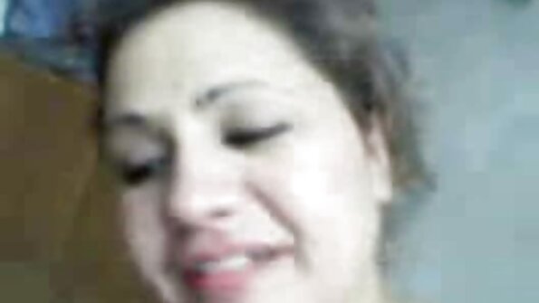 Tetovirana djevojka je lizala macu