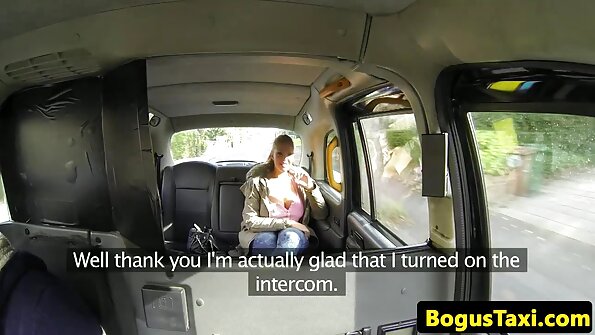 Drska brineta senzualno jebena na kauču