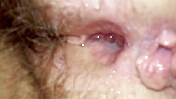 Vruća kurva jebe besplatno