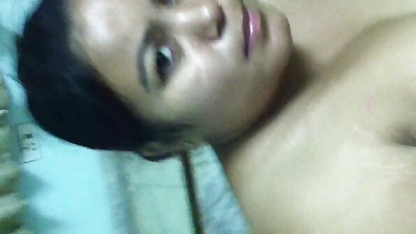 Black Haired Raylene guza ispunjena otvrdnutim štapom