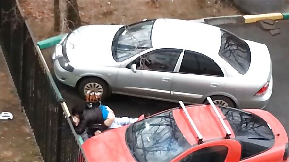 Holly Heart kleči i siše kurac