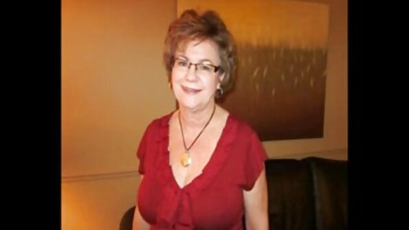 Sitna djevojka je bačena na kauč