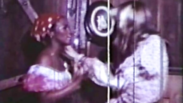 Plavuša sa crnim šeširom puše kurac