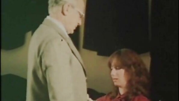 Rachel Roxx nudi svoju mokru macu