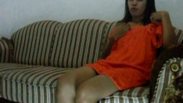 Snažna plavuša ima seks u vrtu