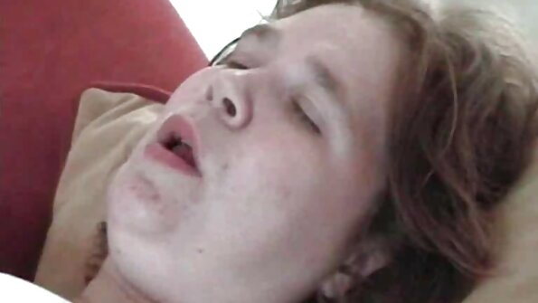 Bucmasta brineta posisala je tvrdi kurac svog ljubavnika