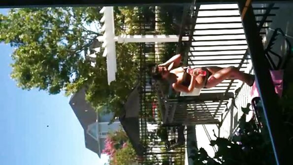 Mama sa grudima Artemisia Love na kožnom kauču