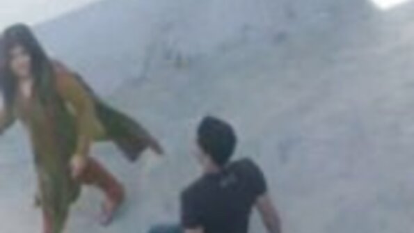 Abella Danger je sodomizirana kroz rupu na farmerkama