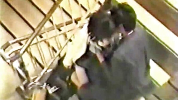 Kratkokosa GILF Barbara masturbira na podu