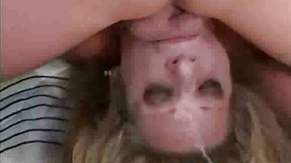 Brineta MILF Display Strip i prst joj Minge