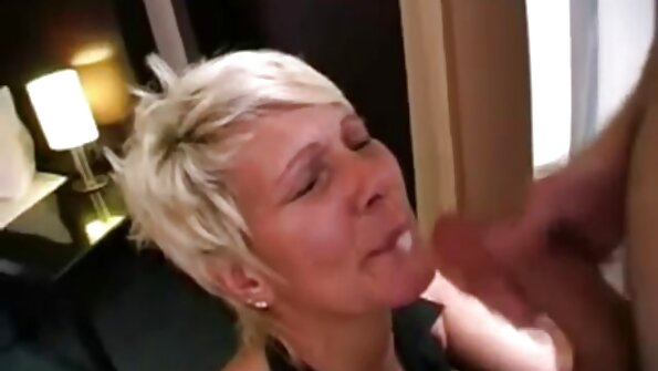 Napaljeni tip jebe blizanku svoje djevojke