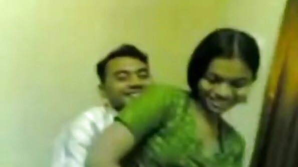 Tamnokosa žena jebe svog majstora