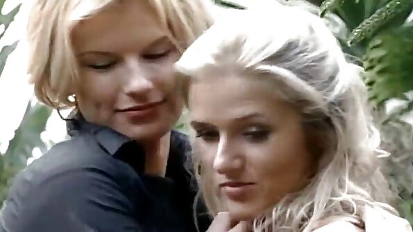 Dvije plavuše uzimaju na jednom pastuhu