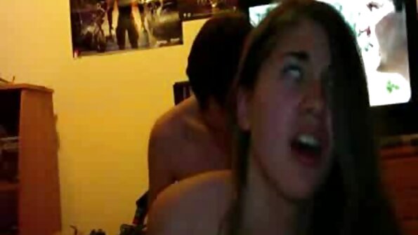 Plavokosi naučnik radi mnoge eksperimente