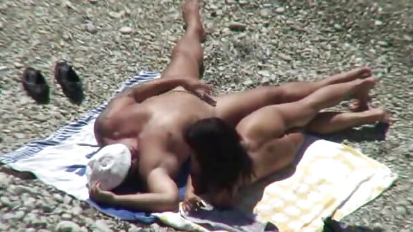 Nicolette Love glanca ogromnu kobasicu svojim droljavim ustima