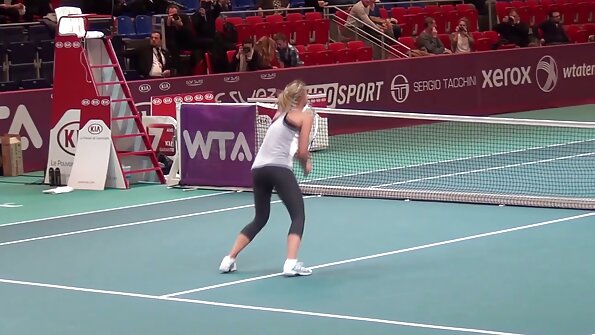 Jill Kassidy ispruži svoju usku malu macu