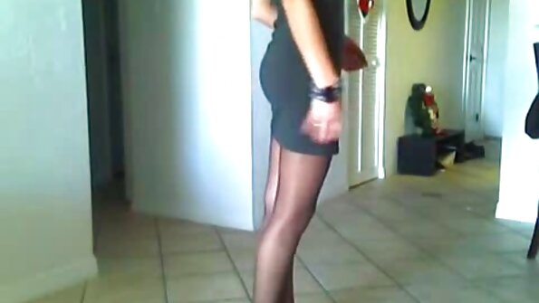 Mama velikih grudi Corinna Blake jebe se ružičastim dildom